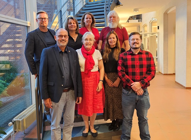 Bagerst fra venstre: Søren Weimann (B), Kirsten Weiland (N), Anna Poulsen (F) og Jesper Wittenburg (A).  Forrest fra venstre: Niels Martin Viuff (C), Tina Tving Stauning (A), Anne Sofie Uhrskov (V) og Rasmus Petersen (Ø). Foto: Frederikssund Kommune.