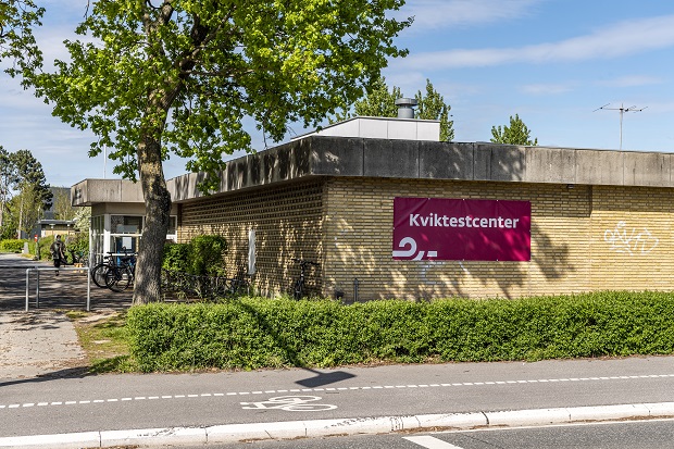 Banner med ordet Kviktestcenter hænger på murstensvæg. Foto: Frederikssund Kommune, Kenneth Jensen.