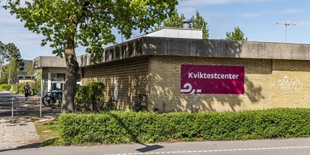 Banner med ordet Kviktestcenter hænger på murstensvæg. Foto: Frederikssund Kommune, Kenneth Jensen.