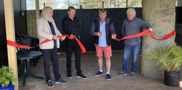  Snoren klippes til den nye overdækning. Fra venstre: formanden for Fritids- og Kulturudvalget Jesper Wittenburg, formanden for Frederikssund Tennisklub, Jesper Friese og borgmester John Schmidt Andersen. Foto: Frederikssund Tennisklub.