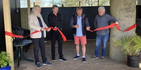 Snoren klippes til den nye overdækning. Fra venstre: formanden for Fritids- og Kulturudvalget Jesper Wittenburg, formanden for Frederikssund Tennisklub, Jesper Friese og borgmester John Schmidt Andersen. Foto: Frederikssund Tennisklub.