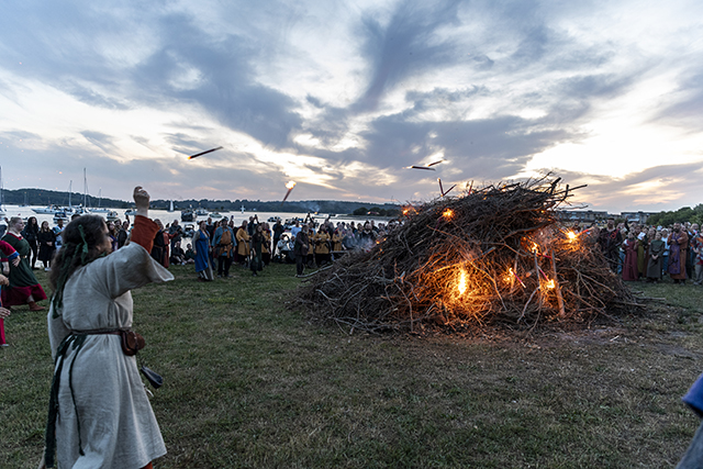Vikingerne tænder bål på Kalvøen i 2023. Foto: Kenneth Jensen.