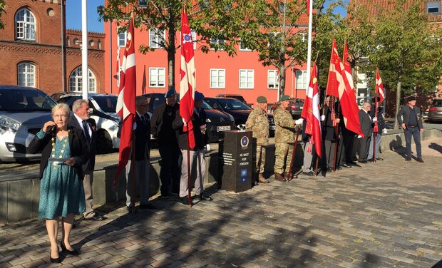 Æresgarden præsenterede fanerne på Torvet i Frederikssund, mens borgmester Tina Tving Stauning (A) holdt tale. Foto: Frederikssund Kommune.