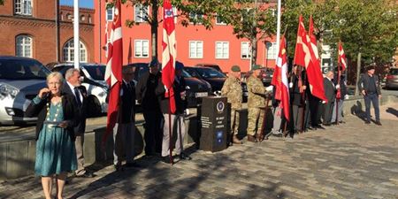Æresgarden præsenterede fanerne på Torvet i Frederikssund, mens borgmester Tina Tving Stauning (A) holdt tale. Foto: Frederikssund Kommune.