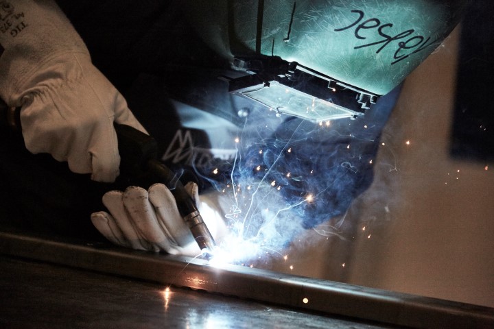 Mand svejser med svejseskærm for ansigtet. Foto: Frederikssund Kommune.