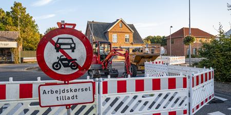 Vejafspærring ved vejarbejde.