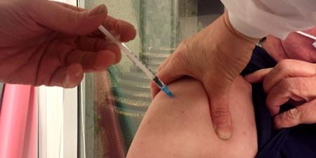 Vaccinationskanyle stikkes i overarm. Foto: Frederikssund Kommune.