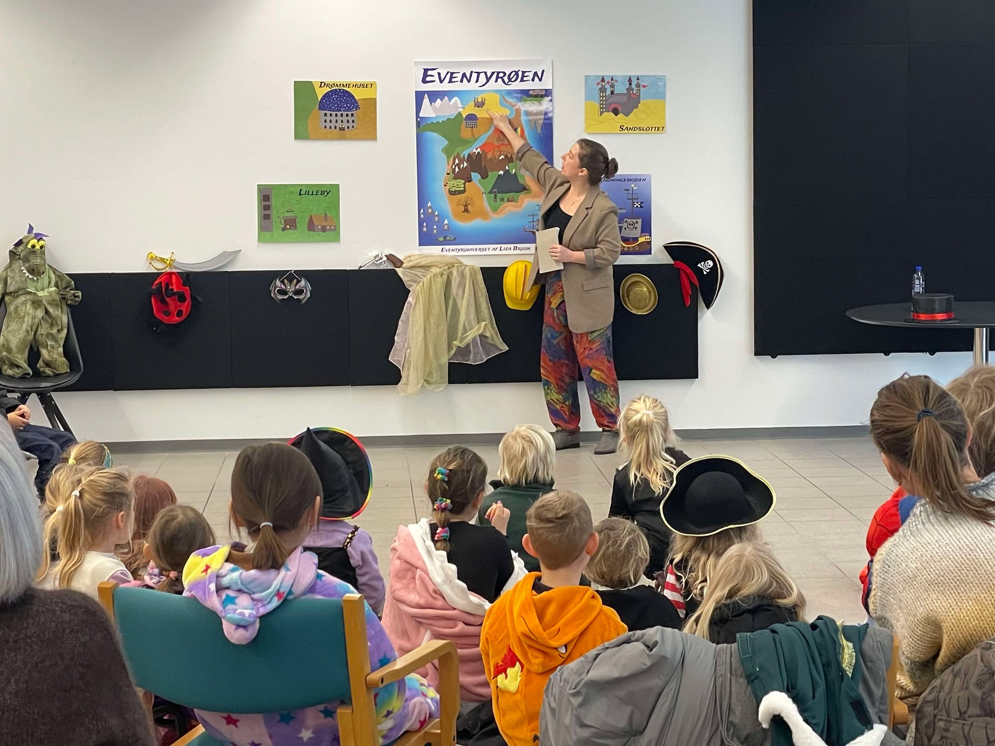 Eventyrfortæller Liza Bruun fortæller til børn. Foto: Frederikssund Kommune