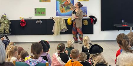 Eventyrfortæller Liza Bruun sammen med børn. Foto: Frederikssund Kommune