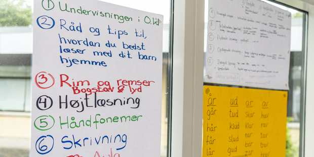 Plancher på et vindue med forslag til øvelser og opgaver forældrene kan lave med deres børn. Foto: Frederikssund Kommune, Kenneth Jensen.
