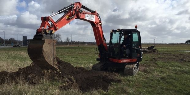 Borgmester John Schmidt Andersen tager første spadestik med en gravemaskine. Foto: Frederikssund Kommune.