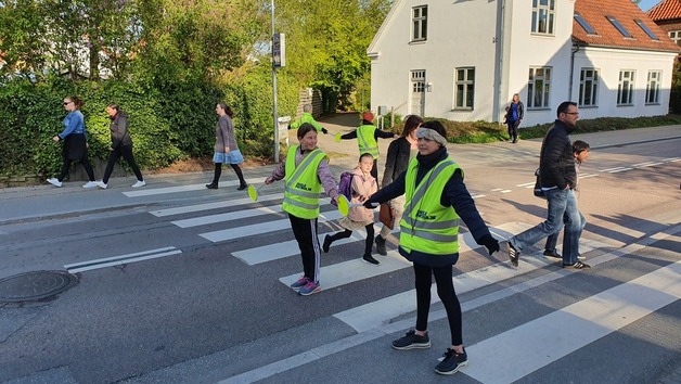 Skolepatruljen sikrer sikker overgang for fodgængerne. Foto: Frederikssund Kommune.