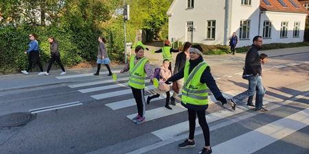 Skolepatruljen sikrer fodgængernes sikkerhed, når de krydser vejen. Foto: Frederikssund Kommune.