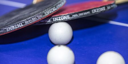 Bordtennisbat og bolde. Foto: Frederikssund Kommune, Kenneth Jensen.