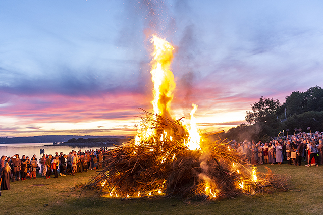 Himmel, solnedgang og bål går næsten i et på Kalvøen. Foto: Kenneth Jensen, Frederikssund Kommune.