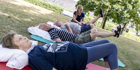 Et hold ældre får genoptræning udendørs. Foto: Frederikssund Kommune, Kenneth Jensen.