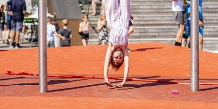 Pige hænger med hovedet nedad. Foto: Frederikssund Kommune, Kenneth Jensen.