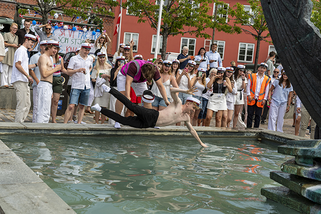Flere studenter sprang frivilligt i springvandet i år. Foto: Kenneth Jensen, Frederikssund Kommune.