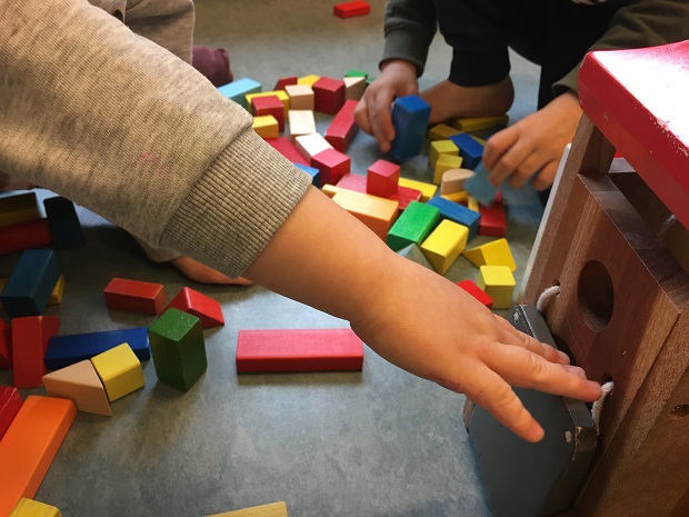 Børnehænder der leger med klodser. Foto: Frederikssund Kommune.