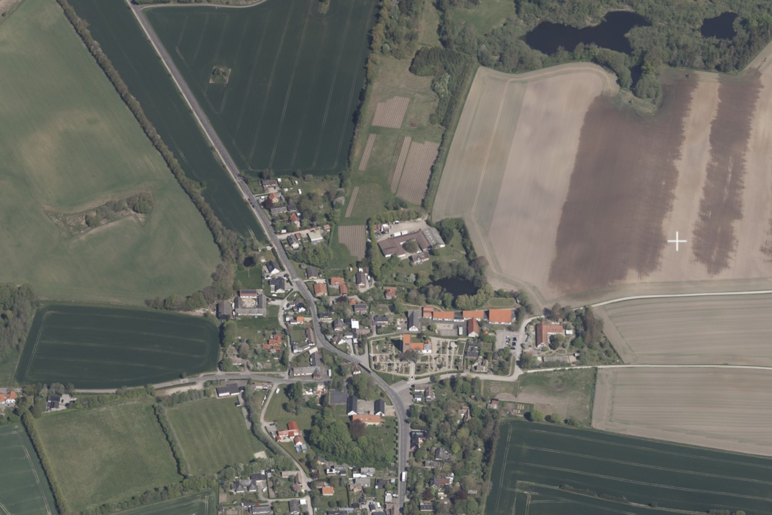 Luftfoto af landsby og det åbne land