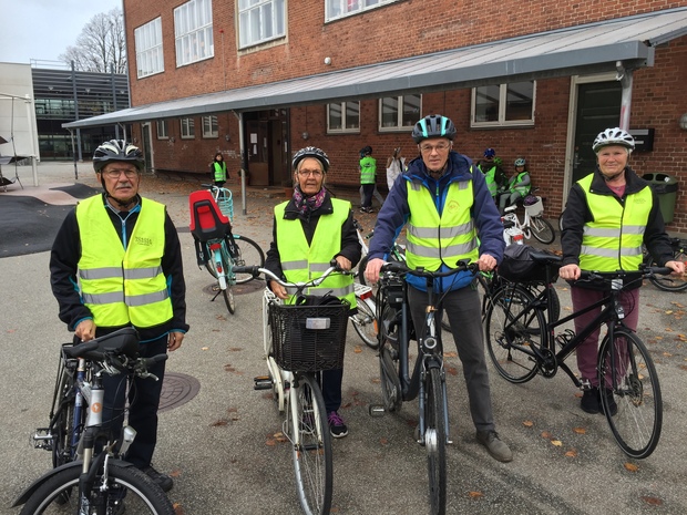 De fire nye hjælpere, der skal være med til at lære 2. klasserne at cykle sikkert. Fra venstre er det Palle Ravnø, Lise Horsleben, Jens Højslev Petersen og Jane Jensen. Foto: Frederikssund Kommune.