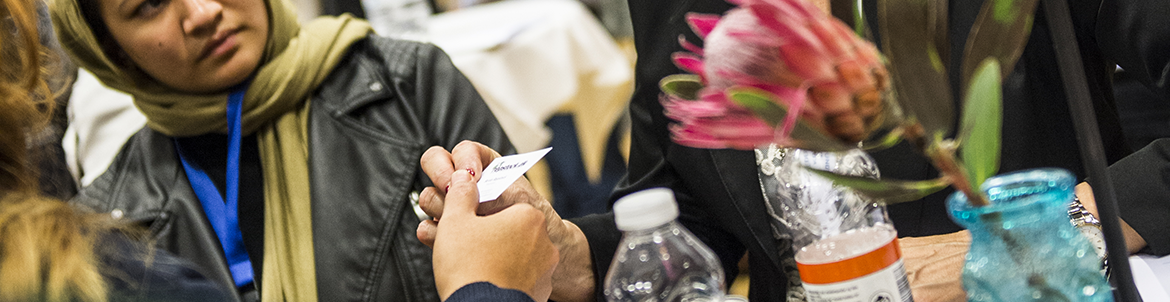 Udveksling af visitkort. Foto: Kenneth Jensen.