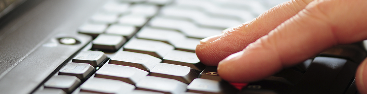 Fingre på tastatur. Foto: Kenneth Jensen.