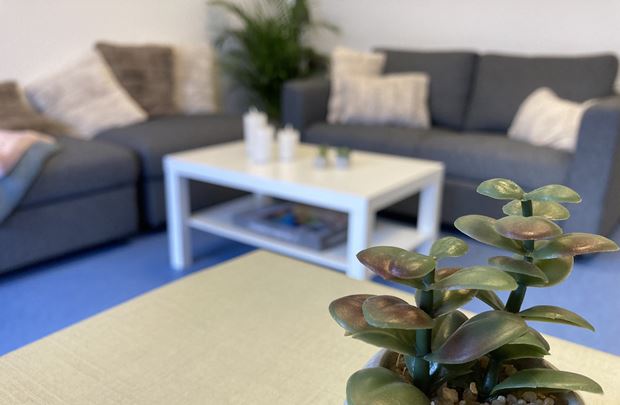 Man kan også finde en stille krog med bløde møbler i ungdomsklubben. Foto: Frederikssund Kommune.