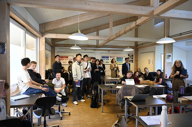 Delegationen på besøg i klasseværelse. Foto: Frederikssund Kommune
