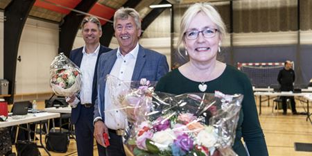 Fra venstre Morten Skovgaard, John Schmidt Andersen og Tina Tving Stauning med blomster og ridderkors. Foto: Frederikssund Kommune, Kenneth Jensen.