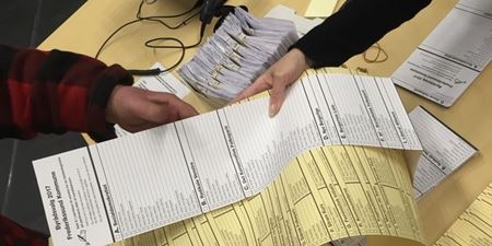 To stemmesedler udleveres til vælger. Foto: Frederikssund Kommune.