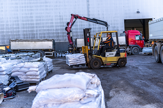 Sandsække gøres klar til distribution. De skal ikke retur til kommunen. Foto: Kenneth Jensen, Frederikssund Kommune.