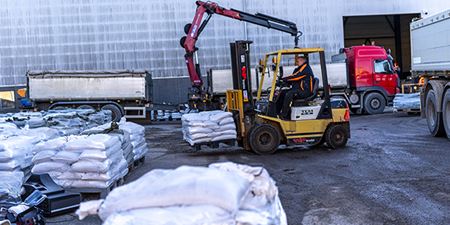 Sandsække gøres klar til distribution. De skal ikke retur til kommunen. Foto: Kenneth Jensen, Frederikssund Kommune.