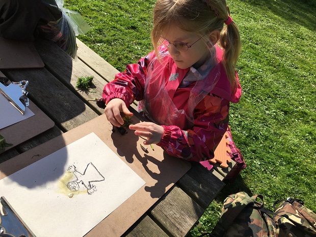 En pige er ved at male et selvportræt. Foto: Frederikssund Kommune, Mikala Tordrup