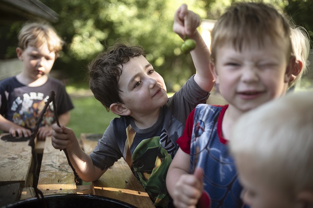 Børn leger udendørs på en varm dag. Foto: Frederikssund Kommune.