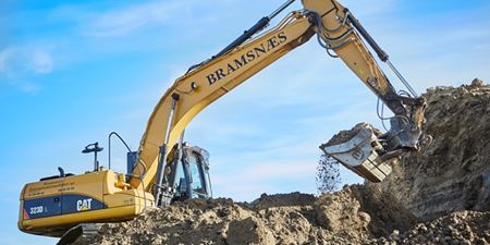 Gravemaskine graver i jorden. foto: Frederikssund Kommune.