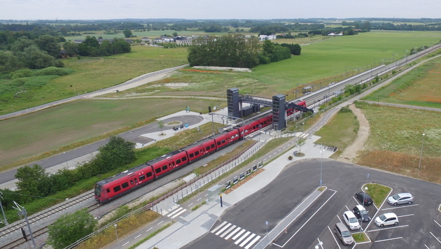 Vinge Station med parkeringspladser på begge sider. Foto: Frederikssund Kommune.