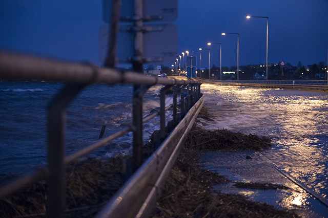 Vandet pisker ind over Kronprins Frederiks Bro og dæmningen under Bodil i december 2013. Foto: Kenneth Jensen.