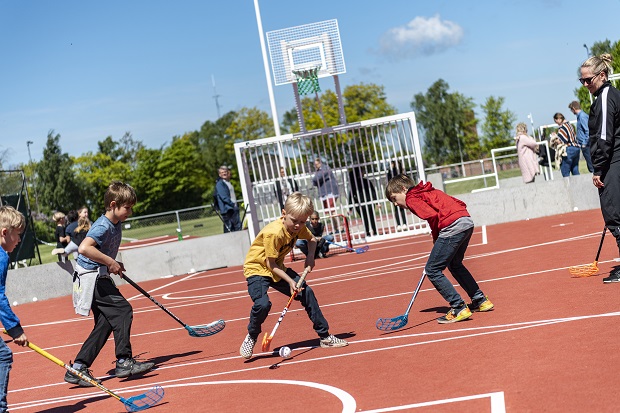 Børn spiller hockey. Foto: Frederikssund Kommune, Kenneth Jensen.