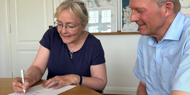 Samarbejdsaftalen bliver skrevet under af borgmester Tina Tving Stauning og kommunaldirektør Torben Kjærgaard. Foto: Frederikssund Kommune.