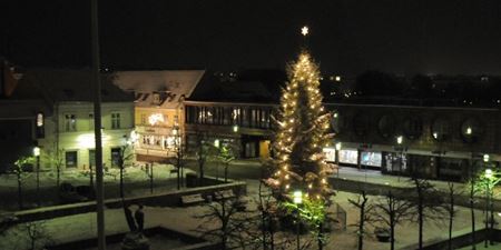Juletræet i snevejr på Torvet i Frederikssund. Foto: Frederikssund Kommune, Kenneth Jensen.