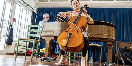 Pianist Anders Ahnfeldt-Rønne og cellist Kirstine Elise Pedersen spiller for beboerne på Tolleruphøj. Foto: Frederikssund Kommune, Kenneth Jensen.