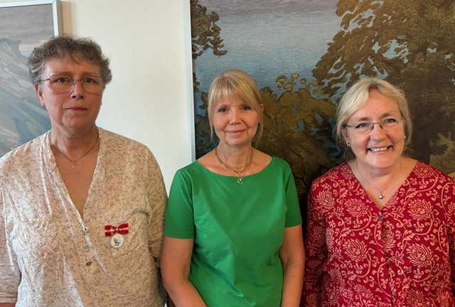 Borgmester Tina Tving Stauning med to af de glade jubilarer. Foto: Frederikssund Kommune