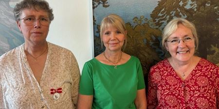 Borgmester Tina Tving Stauning med to af de glade jubilarer. Foto: Frederikssund Kommune