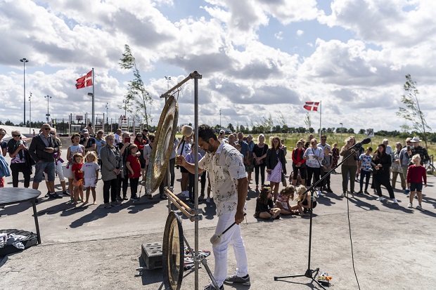 Kunstner Daniel Olivares spiller på gong. Foto: Frederikssund Kommune, Kenneth Jensen.