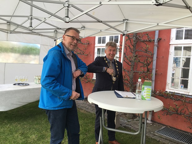 Ingen håndtryk blev givet ved grundlovsceremonien, men en albuehilsen blev det til. Foto: Frederikssund Kommune.