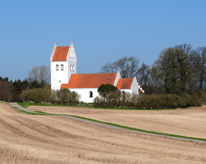 Billede af hvidkalket kirke med rødt tegltag på mark