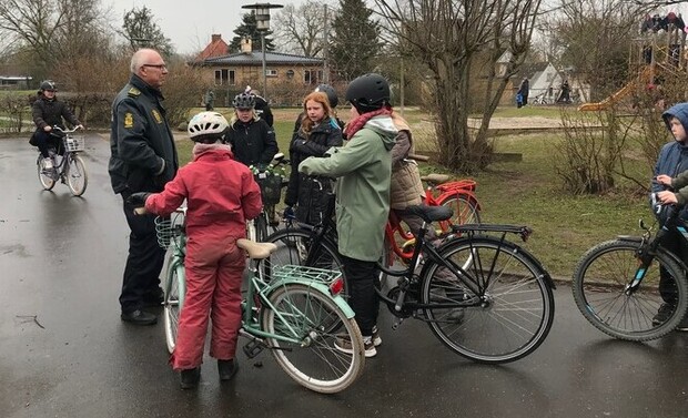 5. årgang på Fjordlandsskolen afd. Skuldelev får sig en snak med Poul Erik Thomsen fra Nordsjællands Politi om, hvad der skal være på en lovlig cykel. Foto: Frederikssund Kommune.