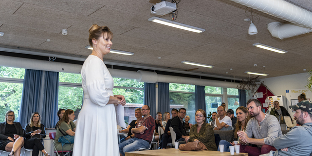 Pædagogisk leder for skoledelen Caroline Krogh inviterer forældrene til dialog om arbejdsfordelingen mellem skolen og hjemmet. Foto: Frederikssund Kommune, Kenneth Jensen.