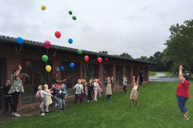 Ballonerne sendes til (regn)vejrs. Foto: Frederikssund Kommune.